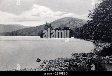 Una vista storica di Loch Achilty vicino Contin, Rossshire. Scozia, Regno Unito. Tratto da una cartolina c.. 1915. Foto Stock