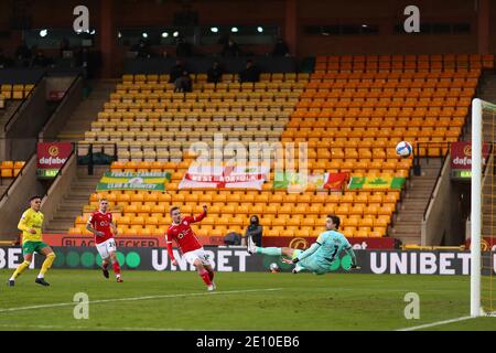 Luke Thomas di Barnsley batte Tim Krul di Norwich City, ma il suo sforzo rimbalza indietro fuori dalla traversa - Norwich City v Barnsley, Sky Bet Championship, Carrow Road, Norwich, UK - 2 gennaio 2020 solo per uso editoriale - si applicano le restrizioni DataCo Foto Stock