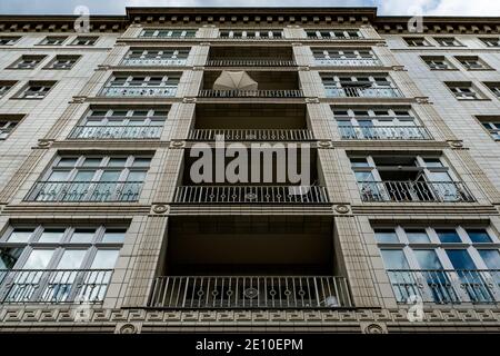 Berlino, Germania. Ex DDR /GDR Plattenbau architettura a Karl Marx Allee. Foto Stock