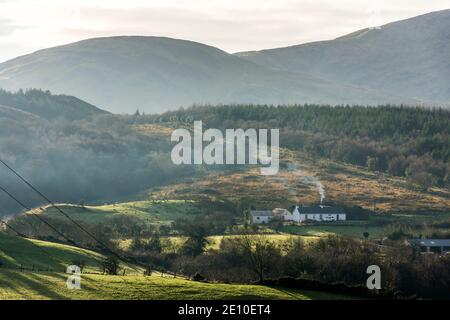 Case che bruciano carbone, erba o legno per il riscaldamento in Irlanda rurale. Ardara, Contea di Donegal. Foto Stock