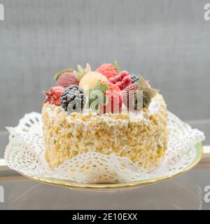 Torta al formaggio appena cotta con frutti di bosco presso la pasticceria. Foto Stock