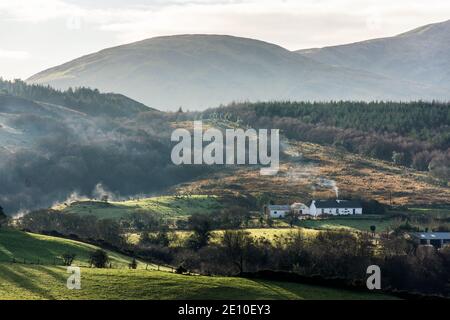 Case che bruciano carbone, erba o legno per il riscaldamento in Irlanda rurale. Ardara, Contea di Donegal. Foto Stock