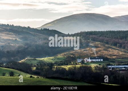 Case che bruciano carbone, erba o legno per il riscaldamento in Irlanda rurale. Ardara, Contea di Donegal. Foto Stock