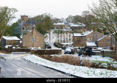 Downham, Clitheroe, Lancashire, Regno Unito. 3 gennaio 2021. Neve sul villaggio di Downham, Clitheroe, Lancashire. Credit: John Eveson/Alamy Live News Foto Stock