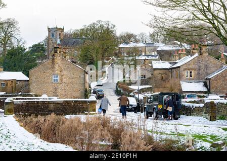 Downham, Clitheroe, Lancashire, Regno Unito. 3 gennaio 2021. Neve sul villaggio di Downham, Clitheroe, Lancashire. Credit: John Eveson/Alamy Live News Foto Stock