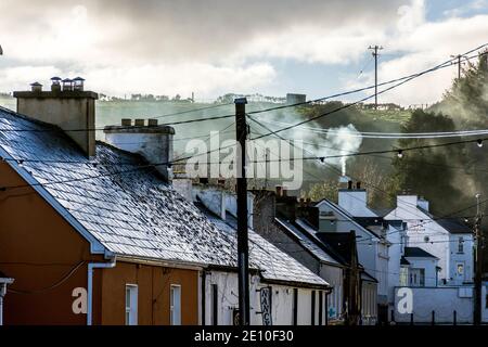 Case che bruciano carbone, erba o legno per il riscaldamento in Irlanda rurale. Ardara, Contea di Donegal. Foto Stock