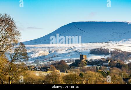 Clitheroe, Lancashire, Regno Unito. 3 gennaio 2021. Neve su Pendle Hill, Clitheroe, Lancashire. Credit: John Eveson/Alamy Live News Foto Stock