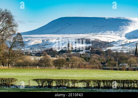 Clitheroe, Lancashire, Regno Unito. 3 gennaio 2021. Neve su Pendle Hill, Clitheroe, Lancashire. Credit: John Eveson/Alamy Live News Foto Stock