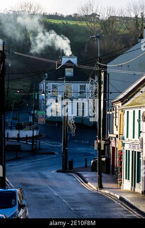 Case che bruciano carbone, erba o legno per il riscaldamento in Irlanda rurale. Ardara, Contea di Donegal. Foto Stock