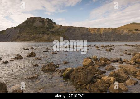 Vista del paesaggio attraverso la piscina Chapmans guardando verso Egmont Point e Houns-Tout Cliff sulla Jurassic Coast sulla Dorset Coast, Inghilterra. Foto Stock