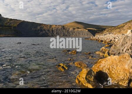 Vista del paesaggio attraverso la piscina Chapmans guardando verso Egmont Point e Houns-Tout Cliff sulla Jurassic Coast sulla Dorset Coast, Inghilterra. Foto Stock