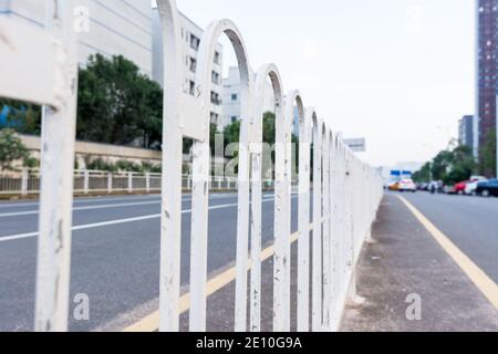 Recinzione conducente centrale in acciaio bianco nella strada a Shenzhen, Cina Foto Stock