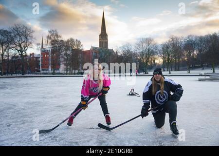 Glasgow, Scozia, Regno Unito. 3 gennaio 2021. I giocatori dilettanti di hockey su ghiaccio e alcuni pattinatori hanno approfittato delle temperature gelide e di un raro stagno ghiacciato al Queens Park di Glasgow questa mattina. Iain Masterton/Alamy Live News Foto Stock