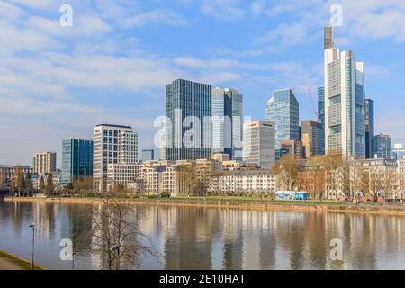 Skyline di Francoforte in giornata di sole. Fiume meno in primo piano. Alti edifici dal quartiere finanziario con riflessi in acqua. Cielo blu Foto Stock