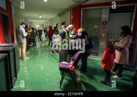 L'immagine mostra le persone che si accodano in un centro di test Covid-19 presso la stazione ferroviaria Brussel-Zuid - Bruxelles-Midi - Bruxelles-Sud, domenica 03 gennaio Foto Stock