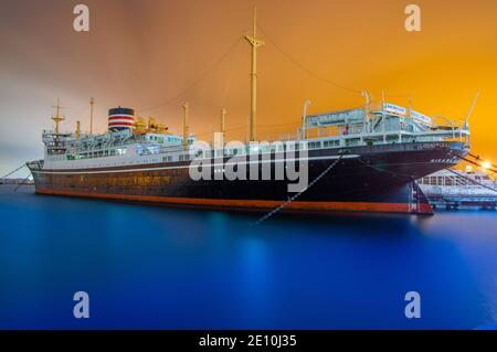 Lunga esposizione del NYK Hikawa Maru--un transatlantico pensionato che è permanentemente ormeggiato a Yamashita Park nel porto di Yokohama, Giappone. Foto Stock
