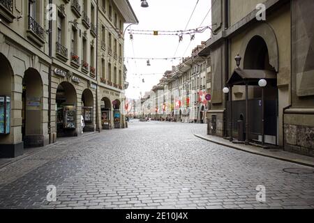 Berna, Svizzera - 05 giugno 2016: Il vicolo dei generi alimentari Kramgasse è una delle strade principali della città vecchia di Berna, Svizzera Foto Stock