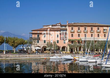 Torri del Benaco UN popolare Resort per le vacanze in Oriente Riva del lago di Garda molto visitato Foto Stock