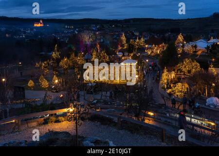 Una vista aerea sulle migliaia di luci di Natale durante l'Avvento di dicembre a Kittenberger Erlebnisgärten, una popolare destinazione turistica in Austria Foto Stock