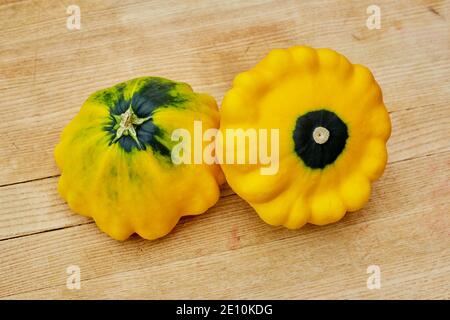 Un paio di patty Pan Squash su un tagliere 2 Foto Stock