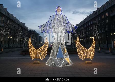 Decorazione di Natale angelo illuminato con coppia di ali su piazza vuota a Cracovia, Nowa Huta, Polonia. Foto Stock