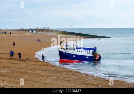 Hastings barca da pesca, RX1066 'Senlac Jack', atterraggio sulla Old Town Stade Beach, East Sussex, UK, Gran Bretagna, GB. Pesca Manica Foto Stock