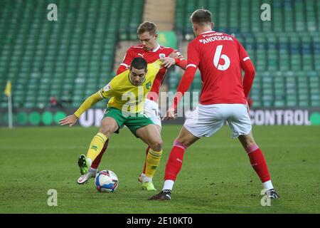 Norwich, Regno Unito. 02 gennaio 2021. Emiliano Buendia di Norwich, Luke Thomas di Barnsley e Mads Juel Andersen di Barnsley in azione durante la partita Sky Bet Championship a Carrow Road, Norwich Picture di Paul Chesterton/Focus Images/Sipa USA 02/01/2021 Credit: Sipa USA/Alamy Live News Foto Stock