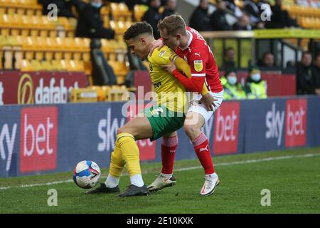 Norwich, Regno Unito. 02 gennaio 2021. Max Aarons of Norwich e Luke Thomas of Barnsley in azione durante la partita del campionato Sky Bet a Carrow Road, Norwich Picture di Paul Chesterton/Focus Images/Sipa USA 02/01/2021 Credit: Sipa USA/Alamy Live News Foto Stock