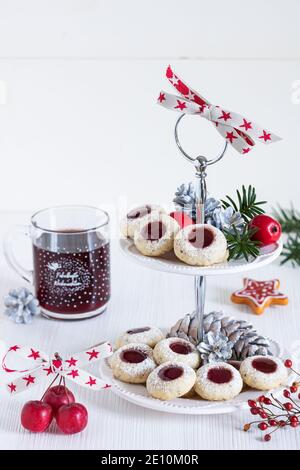 Biscotti di natale Husarenkrapfen con marmellata di ribes rosso su torta a più livelli stand Foto Stock