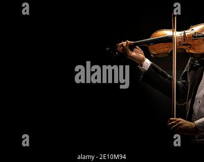 Il violinista suona il violino al buio. Foto Stock
