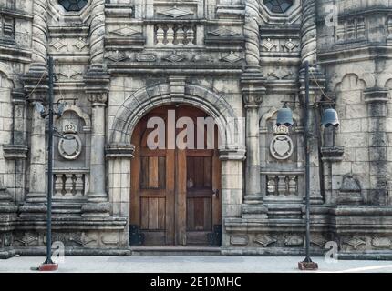 Dettaglio facciata con ingresso principale della parrocchia di nostra Signora delle Remedie, Chiesa cattolica malata, nel distretto di Malate di Manila, Filippine. Chu. Malato Foto Stock