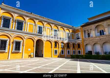 Facciata gialla dell'edificio nel patio de la Montería, Alcázar reale di Siviglia, Andalusia, Spagna Foto Stock