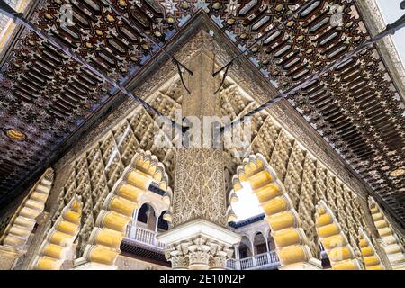 Soffitto ornato e archi di patio de las Doncellas (il cortile delle Maidens), Alcázar reale di Siviglia (Alcazar reale), Andalusia, Spagna Foto Stock