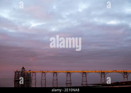 Molo di Clevedon, canale di Bristol al tramonto Foto Stock