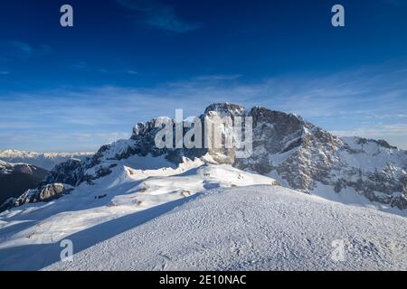 Vista panoramica sulla parete nord innevata della Presolana in inverno. Val di Scalve, Bergamo, Lombardia, Italia, Sud Europa. Foto Stock