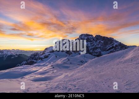 Vista della parete nord innevata della Presolana in inverno all'alba. Colere, Val di Scalve, Bergamo, Lombardia, Italia. Foto Stock