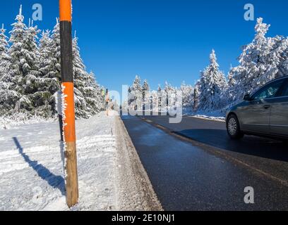 Un ripido sentiero per il fichtelberg. Al sole e in inverno. Foto Stock