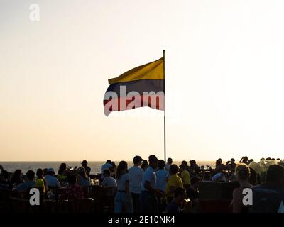 Giallo blu rosso colombiano bandiera nazionale ondeggiante nel vento Sul Bastione di Santo Domingo fortezza città muro Cartagena de Indias Bolivar Colombia Sud A. Foto Stock