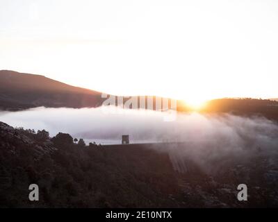 Panorama dall'alba della diga sopra la cascata Cascada de Ezaro Fiume Xallas Jallas in Dumbria la Coruna Galizia Spagna Europa Foto Stock