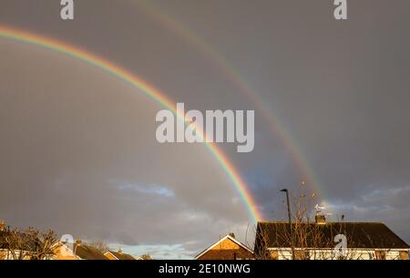 Stockton on Tees, Regno Unito. 3 gennaio 2021. Meteo. Un doppio arcobaleno nel cielo come il tempo si alterna tra docce e sole. David Dixon/Alamy Foto Stock