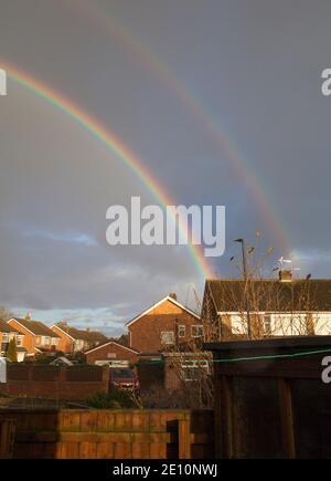 Stockton on Tees, Regno Unito. 3 gennaio 2021. Meteo. Un doppio arcobaleno nel cielo come il tempo si alterna tra docce e sole. David Dixon/Alamy Foto Stock