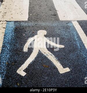 Epsom, Londra UK, gennaio 03 2021, attraversamento pedonale dipinto sulla strada con una figura astratta Foto Stock