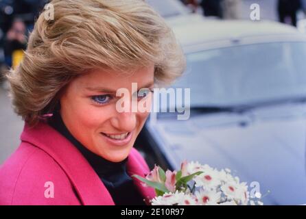 Una sorridente Diana, Principessa del Galles che riceve un bouquet di fiori durante una visita al Centro di orientamento del matrimonio relato a Barnett, a nord di Londra, 29 novembre 1988 Foto Stock