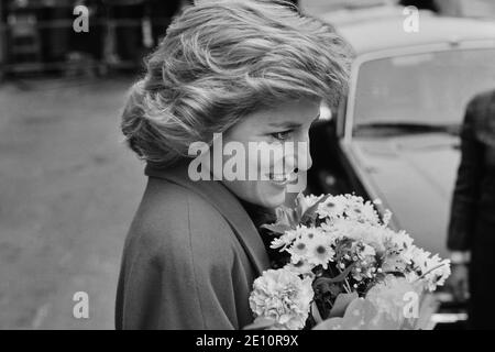 Una sorridente Diana, Principessa del Galles che riceve un bouquet di fiori durante una visita al Centro di orientamento del matrimonio relato a Barnett, a nord di Londra, 29 novembre 1988 Foto Stock