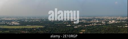 Una vista arial di Mysore con la vista di Lalith Mahal dalle colline di Chamundi Hills Foto Stock