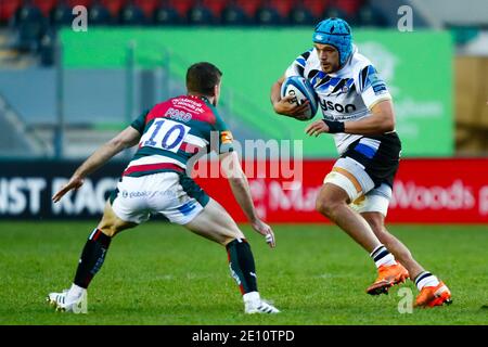 Leicester, Regno Unito. 3 gennaio 2021; Welford Road Stadium, Leicester, Midlands, Inghilterra; Premiership Rugby, Leicester Tigers contro Bath Rugby; Zach Mercer of Bath Rugby con un'azione shimmy prende George Ford of Leicester Tigers Credit: Action Plus Sports Images/Alamy Live News Foto Stock