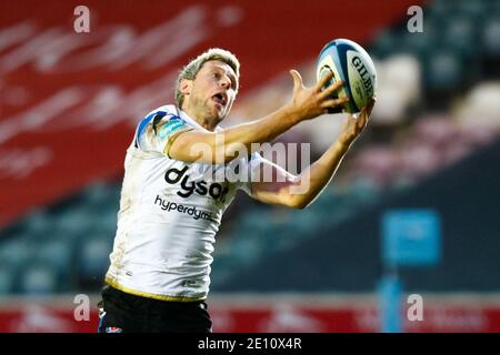 Leicester, Regno Unito. 3 gennaio 2021; Welford Road Stadium, Leicester, Midlands, Inghilterra; Premiership Rugby, Leicester Tigers contro Bath Rugby; Rhys Priestland of Bath Rugby cattura un calcio di sdoganamento Credit: Action Plus Sports Images/Alamy Live News Foto Stock