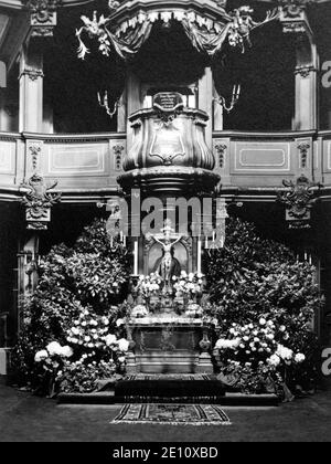 Altare con fiori, Chiesa della Trinità, circa 1935, Berlino, Germania Foto Stock