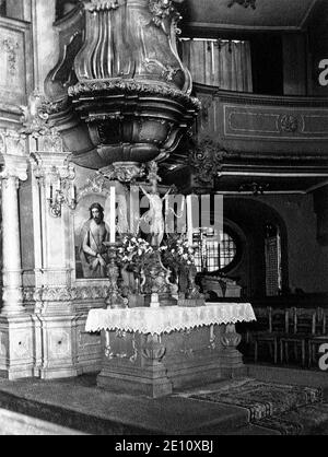 Altare con fiori, Chiesa della Trinità, circa 1935, Berlino, Germania Foto Stock