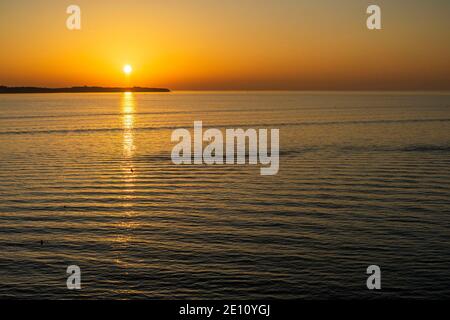 Il tranquillo Mare Adriatico fa parte del Mediterraneo Foto Stock